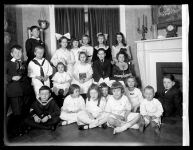 Mrs. Jno. J. Nolan, child's party LCCN2016851646