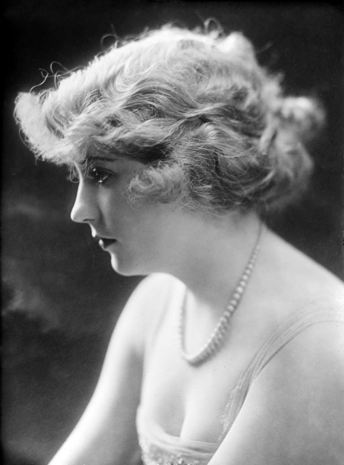 Mrs. Kenneth Alexander (Molly King) LCCN2014708361 (cropped)