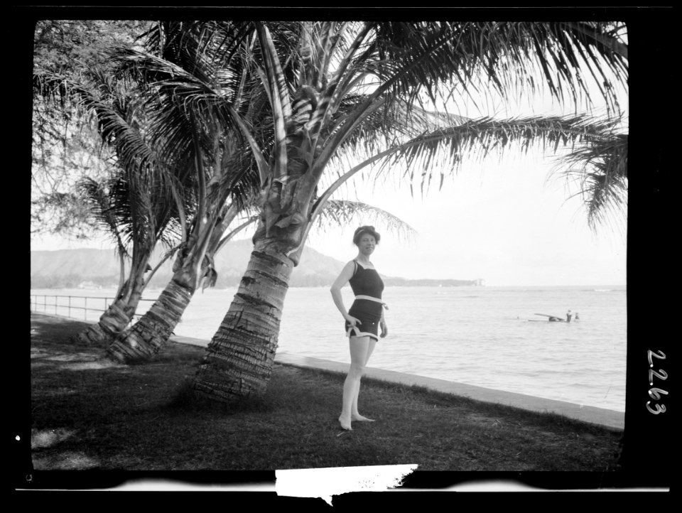 Mrs. Jack London by the beach, Genthe LCCN2018710857
