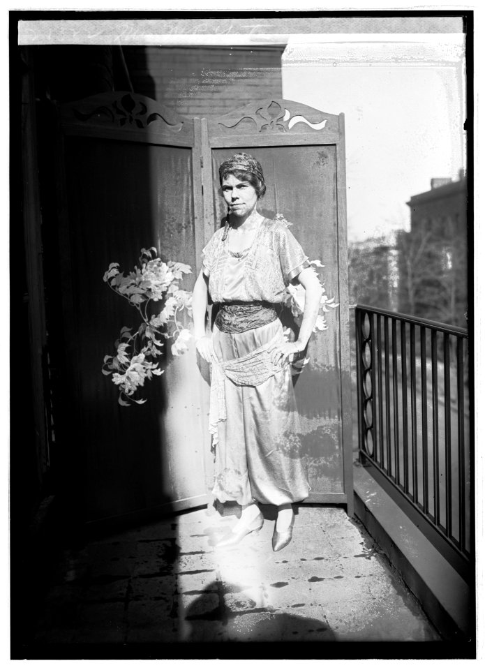 Mrs. M.R. Yates, (11-20-22) LCCN2016846910