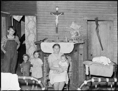 Mrs. Mack Jones, wife of a miner, and her four children. Fox Ridge Mining Company, Inc., Hanby Mine, Arjay, Bell... - NARA - 541149