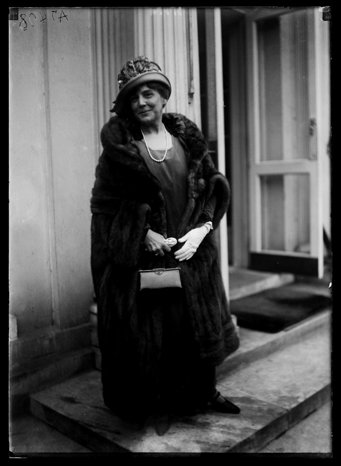 Mrs. Lon. O. Hocker, St. Louis, Mo. LCCN2016887021