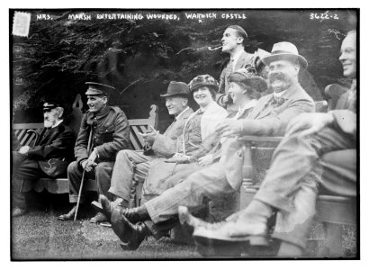 Mrs. Marsh entertaining wounded, Warwick Castle LCCN2014699975