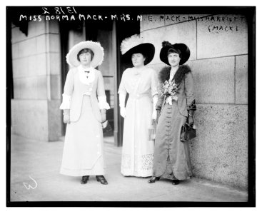 Mrs. N.E. Mack and daughters LCCN2014686924