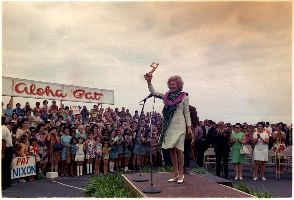 Mrs. Nixon being given the key to the city of Hilo, Hawaii - NARA - 194449