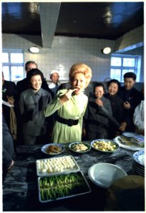 Mrs. Nixon samples cuisine on a visit to the Peking Hotel kitchen - NARA - 194415