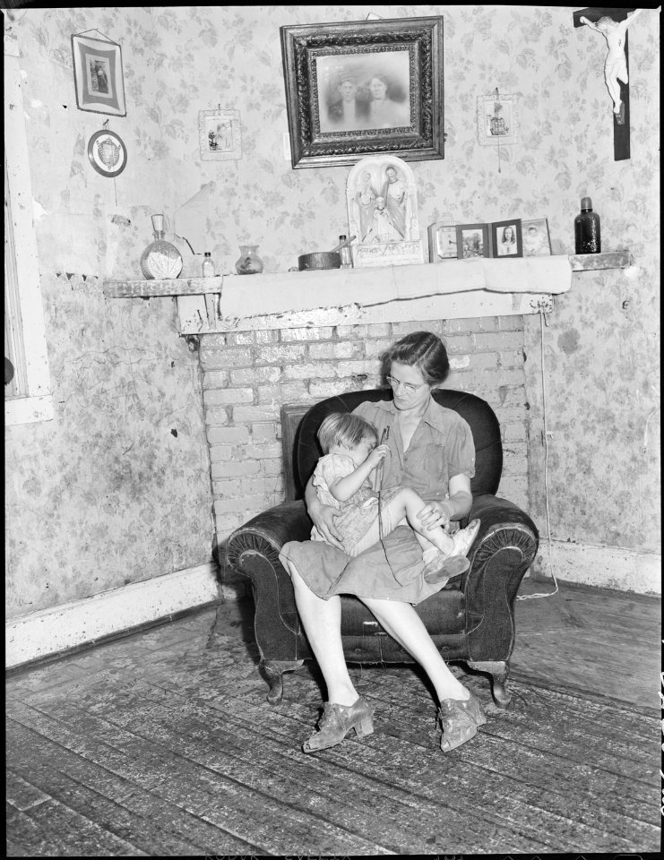 Mrs. Murray Price with one of her children. Four room house rents for $10.00 per month. Black Mountain Corporation... - NARA - 541263