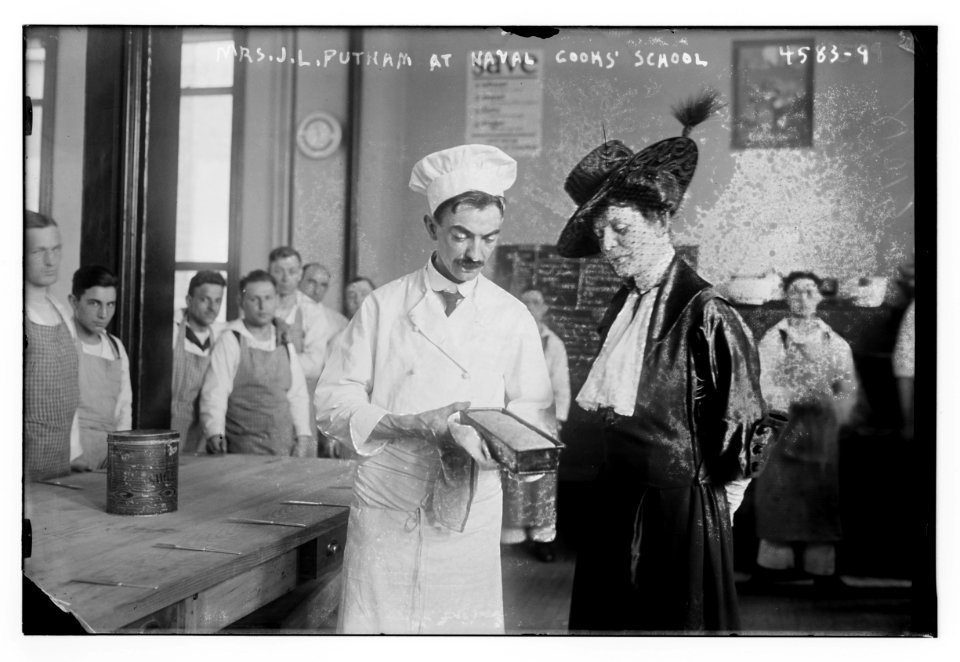 Mrs. J.L. Putnam at Naval Cooks' School LCCN2014706952