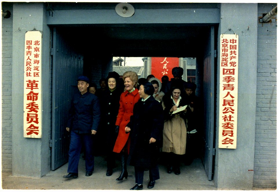 Mrs. Nixon visiting the Evegreen People's Commune in the Peoples Republic of China. - NARA - 194417