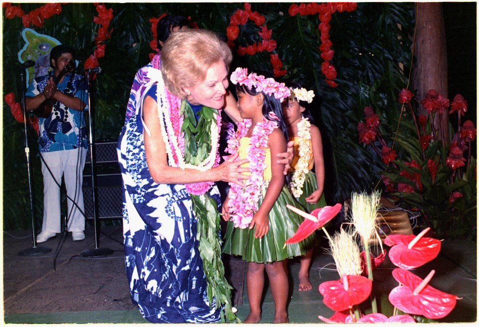 Mrs. Nixon with Hawaiian children, in Hilo, Hawaii - NARA - 194448