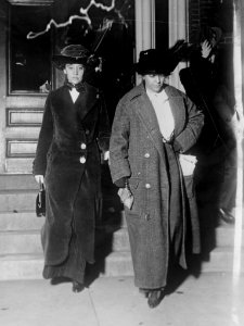 Mrs. Medill McCormick and Mrs. (Alice Roosevelt) Longworth leaving Mercy Hospital LCCN2014690904 (cropped)