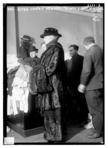 Mrs. Peter Cooper Hewitt - Bundle Day, N.Y., 2-4-15 LCCN2014698371