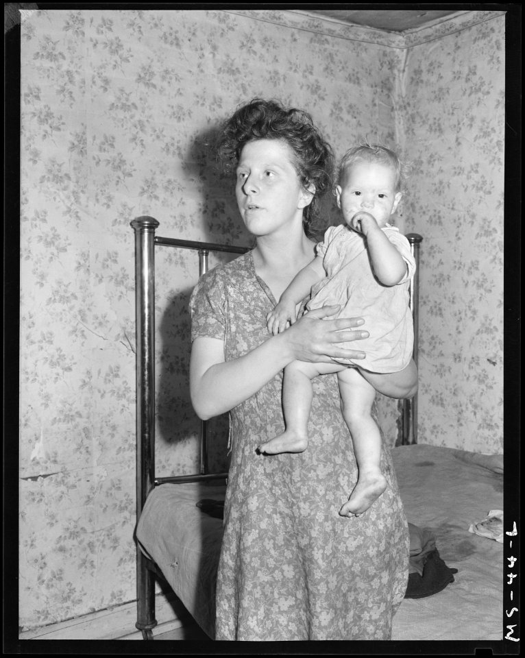 Mrs. Ray Ruiexline, wife of miner, and 13 months old baby. Christopher Coal Company, Christopher ^3 Mine, (Formerly... - NARA - 540239