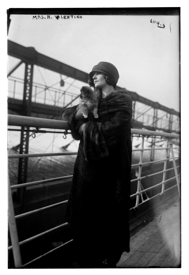 Mrs. R. (i.e. Rudolph) Valentino LCCN2014716780