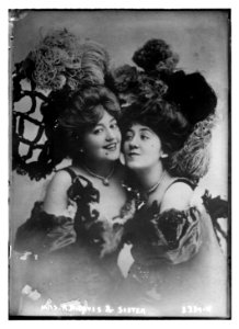 Mrs. R.H. Davis & sister LCCN2014698134