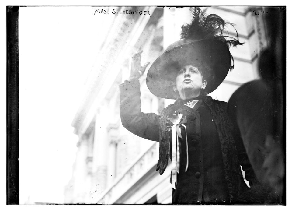 Mrs. S. Loebinger waving, New York LCCN2014684487