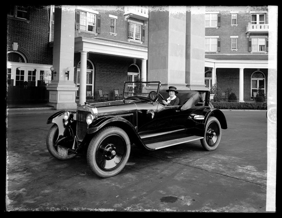 Mrs. Phil Riley, St.Clair car LCCN2016823850
