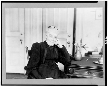 Mrs. Russell Sage, half-length portrait, seated, facing slightly right) - Lazarnick, N.Y LCCN95501118