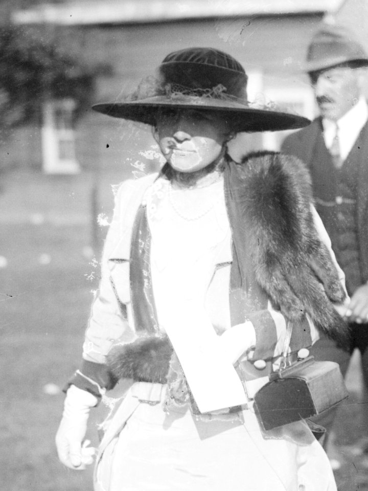 Mrs. R.L. Gerry LCCN2014702868 (cropped)