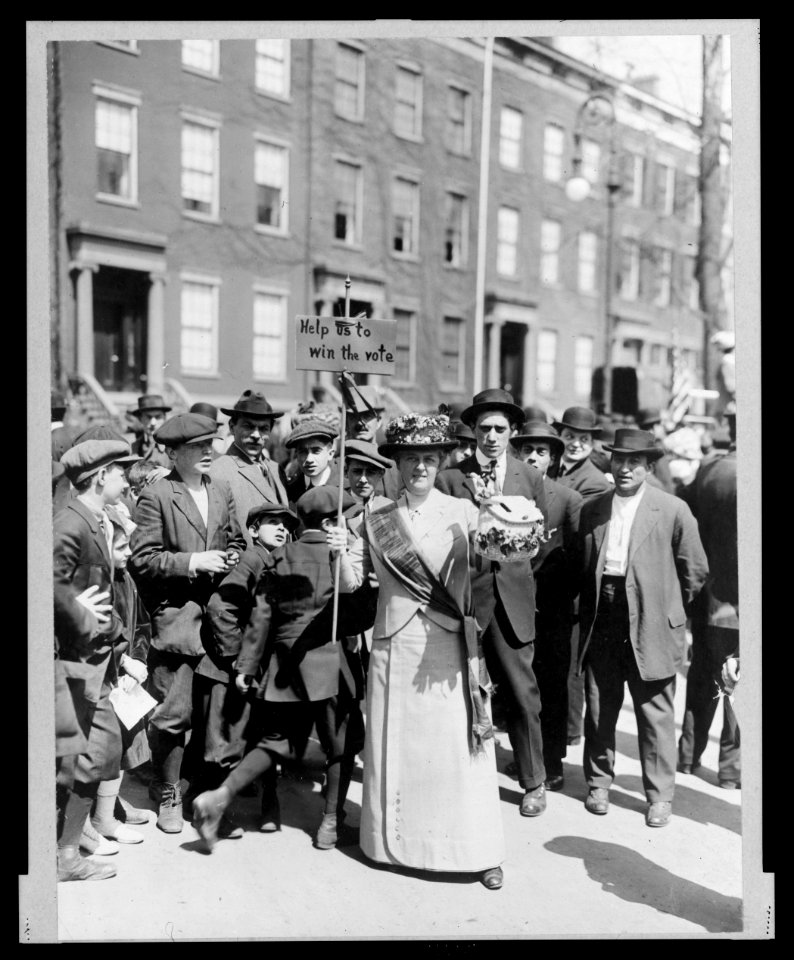 Mrs. Suffern with a home-made banner in the parade LCCN2005684084