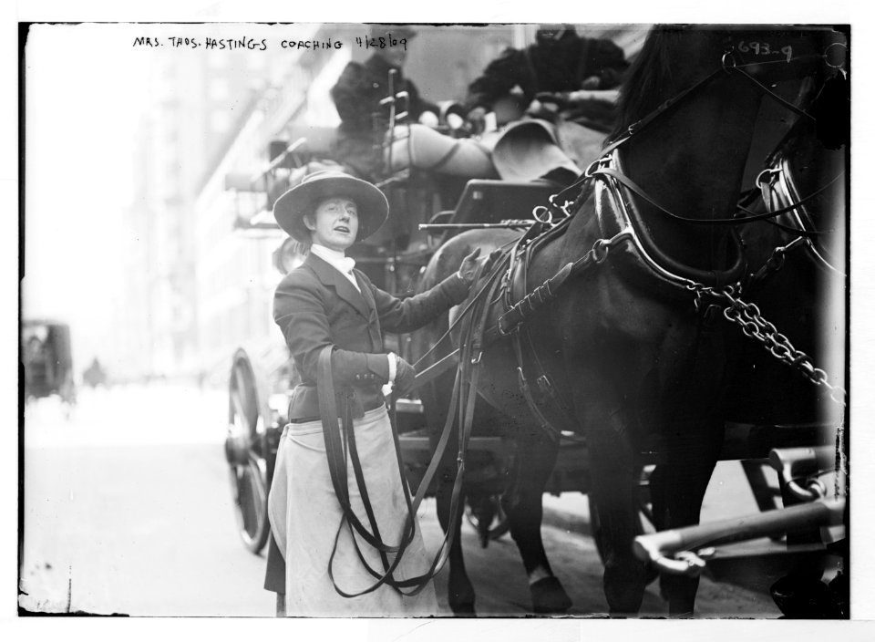 Mrs. Thos. Hastings, coaching, beside carriage, New York LCCN2014683303
