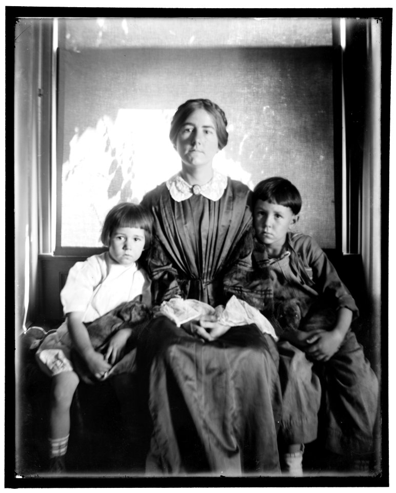Mrs. Turner and her children posed in a window at Waban, Mass. LCCN2006684245