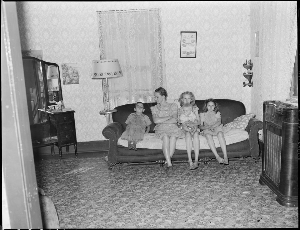 Mrs. Virgil Price, wife of miner, and her four children. Black Mountain Corporation, 30-31 Mines, Kenvir, Harlan... - NARA - 541272