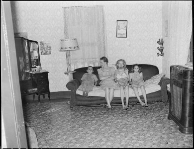 Mrs. Virgil Price, wife of miner, and her four children. Black Mountain Corporation, 30-31 Mines, Kenvir, Harlan... - NARA - 541272