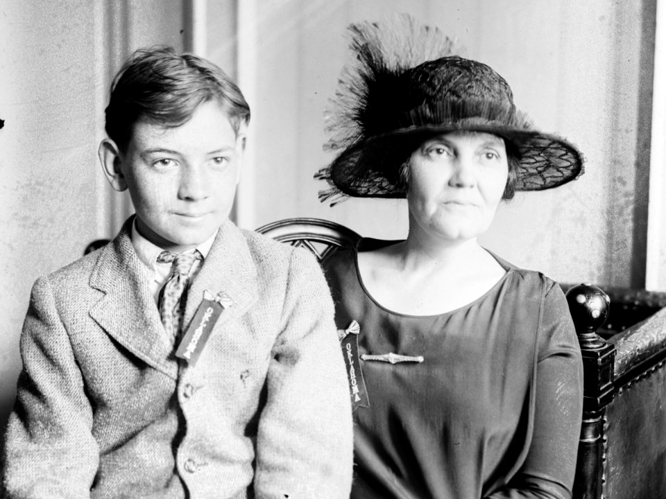 Mrs. T.P. Gore & son LCCN2014717373 (cropped)