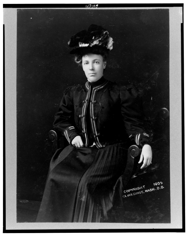 Mrs. William H. Taft, three-quarter length portrait, seated, facing front LCCN99403395