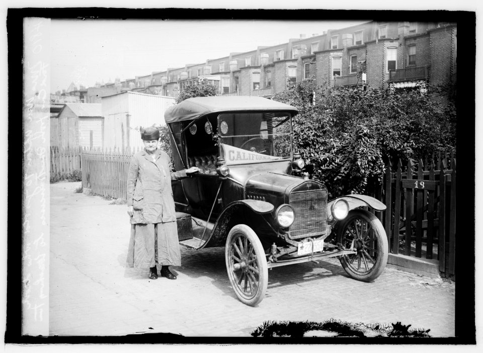 Mrs. Wm. Upton, 70 yrs. old who drove Ford car from San Francisco to Washington LCCN2016821972