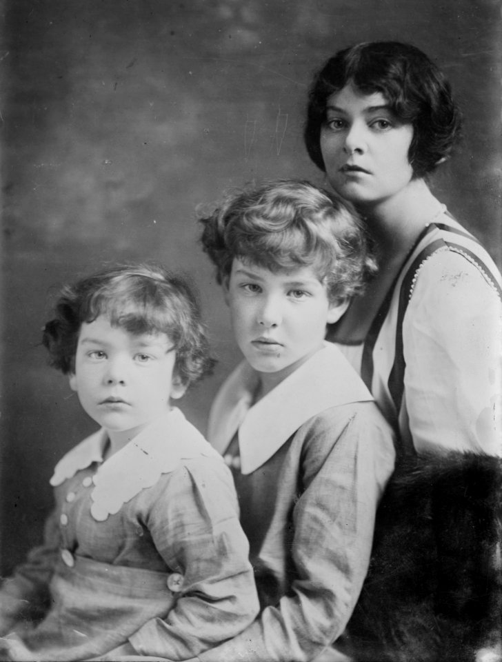Mrs. W. Astor Chanler, Theo & Wm. A. Chanler LCCN2014700671 (cropped)