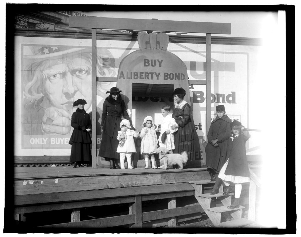 Mrs. Wm. G. McAdoo & children, Liberty Loan booth LCCN2016826100