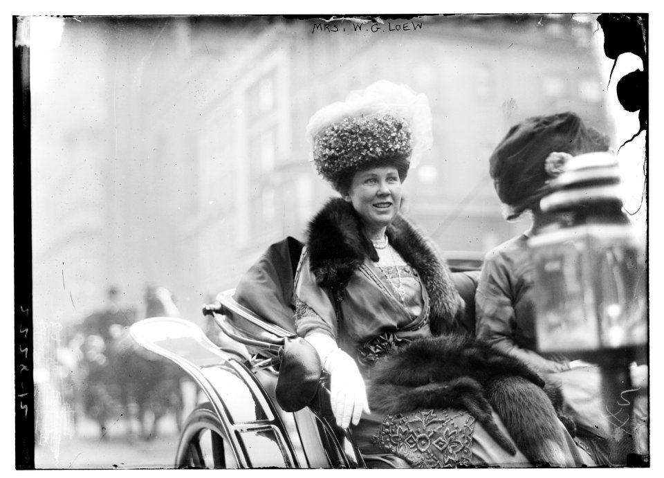 Mrs. W.G. Loew LCCN2014689412