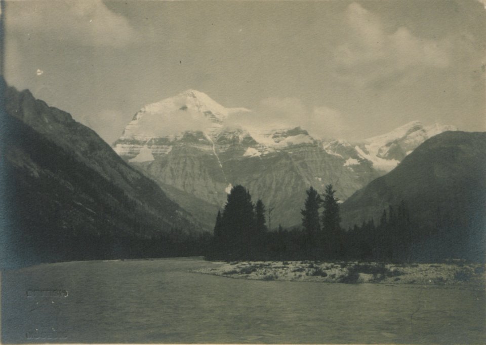Mt Robson (HS85-10-24779)