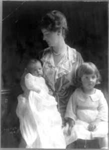 Mrs. Theodore Roosevelt, Jr., three-quarter length portrait, seated, facing left, with two small children LCCN92515043 photo