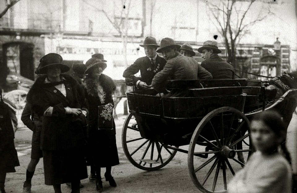 Mujeres postulando con motivo de una campaña de cuestación (2 de 8) - Fondo Car-Kutxa Fototeka