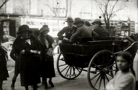 Mujeres postulando con motivo de una campaña de cuestación (2 de 8) - Fondo Car-Kutxa Fototeka