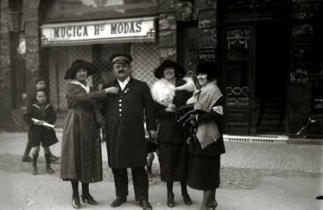 Mujeres postulando con motivo de una campaña de cuestación (6 de 8) - Fondo Car-Kutxa Fototeka