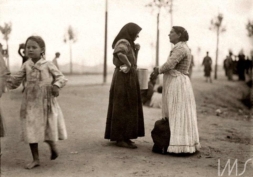 Mulheres conversando em área descampada - Vincenzo Pastore