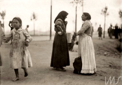 Mulheres conversando em área descampada - Vincenzo Pastore photo