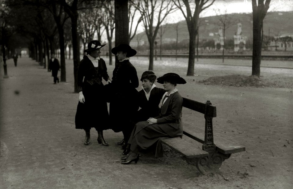 Mujeres paseando por el Paseo de los Fueros (1 de 1) - Fondo Car-Kutxa Fototeka