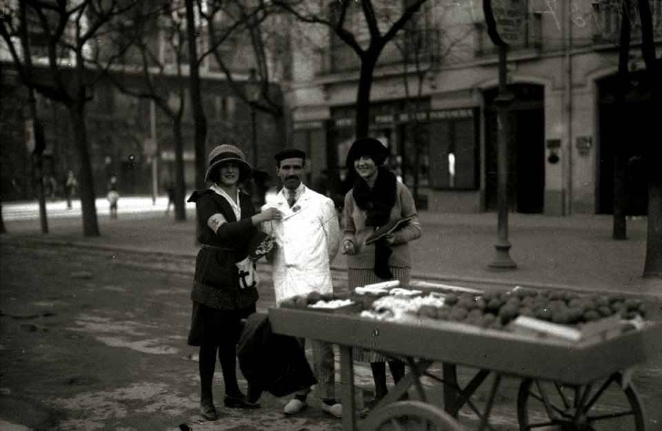 Mujeres postulando con motivo de una campaña de cuestación (4 de 8) - Fondo Car-Kutxa Fototeka