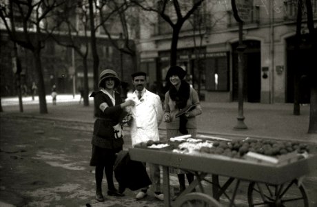 Mujeres postulando con motivo de una campaña de cuestación (4 de 8) - Fondo Car-Kutxa Fototeka