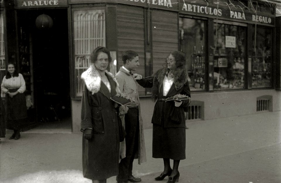 Mujeres postulando con motivo de una campaña de cuestación (8 de 8) - Fondo Car-Kutxa Fototeka