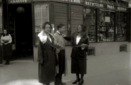 Mujeres postulando con motivo de una campaña de cuestación (8 de 8) - Fondo Car-Kutxa Fototeka