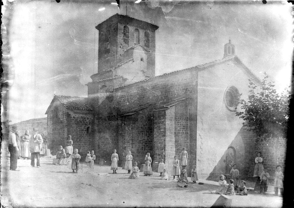 Multitud d'infants davant l'antic Monestir de Santa Maria de l'Estany