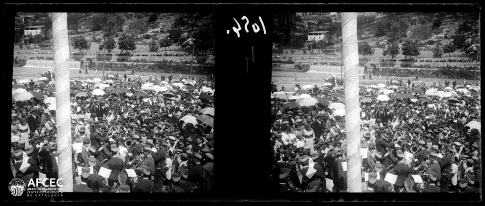 Multitud de gent celebrant la festa del peix a Manresa (AFCEC VIDAL B 09999)