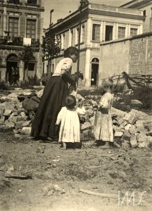 Mulher com crianças em terreno baldio - Vincenzo Pastore