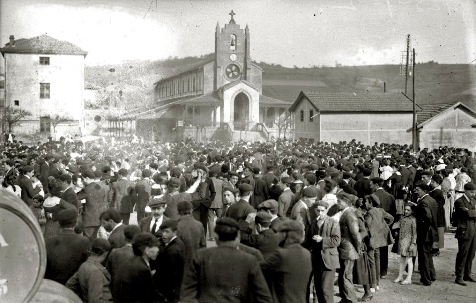 Multitud de personas junto a la iglesia de Pasai Antxo (1 de 1) - Fondo Car-Kutxa Fototeka